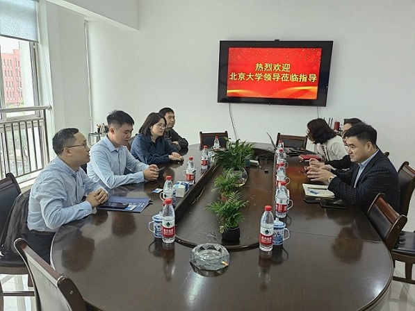科技局章春媚局长带领北大张教授一行来公司调研的新闻图片