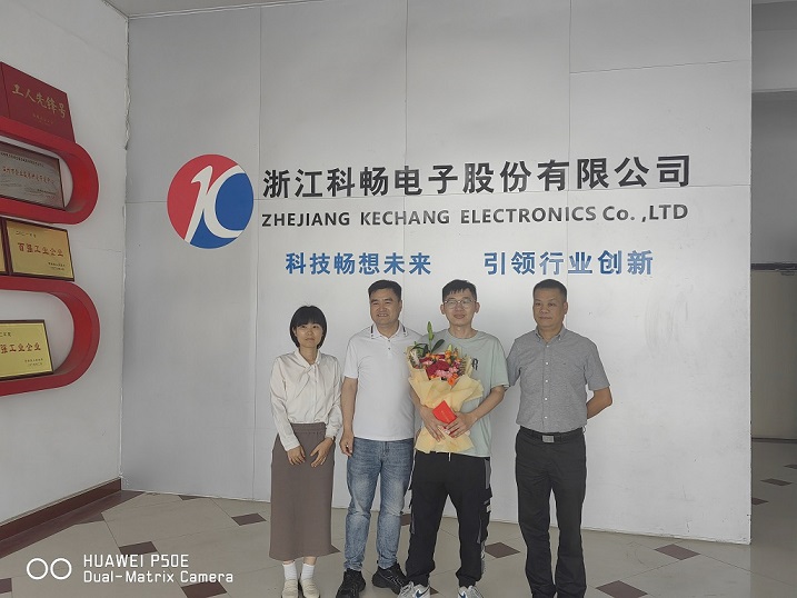 苍南县科技协会主席陈朴唯和副主席郑海鹰一行于“科技工作者日”慰问公司一线科技工作者刘毅同志的新闻图片